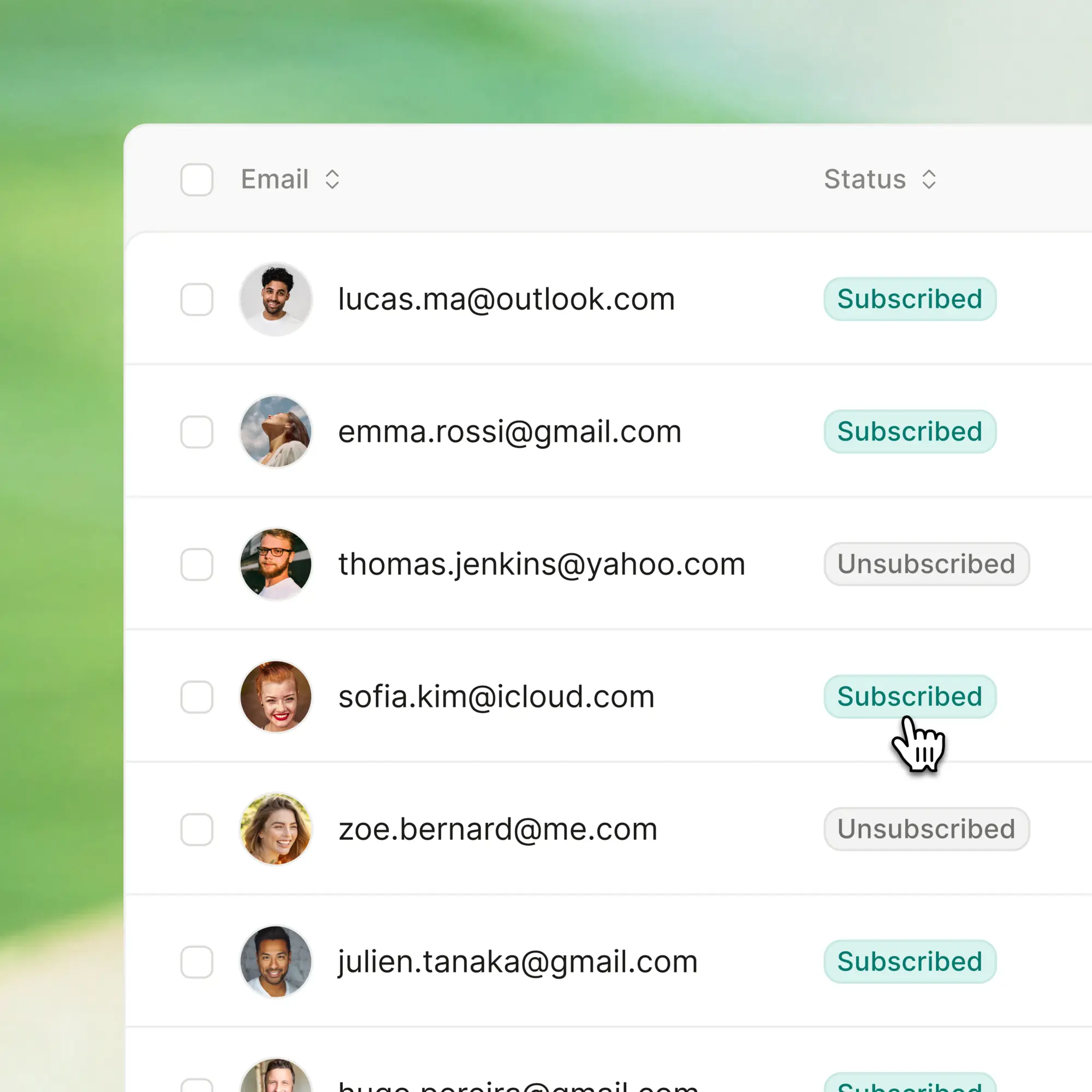 Une liste de contacts dans Paage, chacun avec son email et son statut d'abonnement