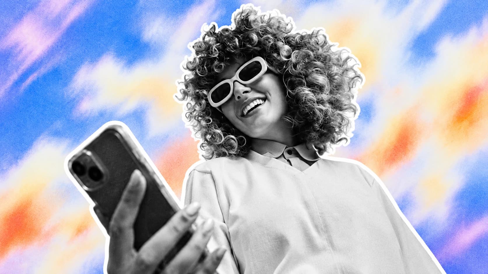 Une créatrice élégante en lunettes de soleil qui sourit en regardant son téléphone