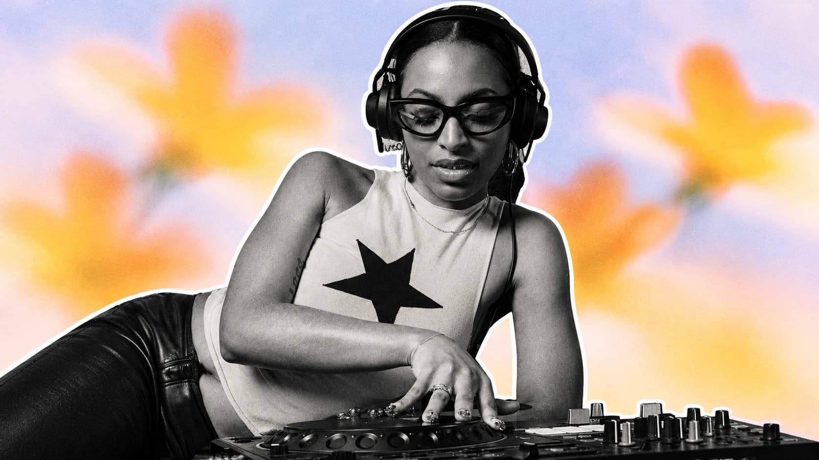 Une femme avec un casque et des lunettes mixe sur une platine DJ, devant un fond flou de fleurs orange
