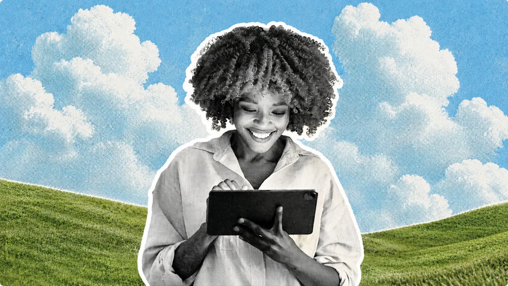 Une personne créative souriante en train de travailler sur une tablette en extérieur