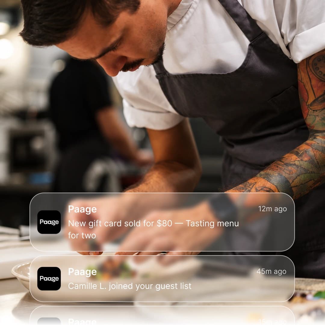 Un chef dressant une assiette, avec des notifications Paage pour une vente de carte cadeau et une nouvelle inscription