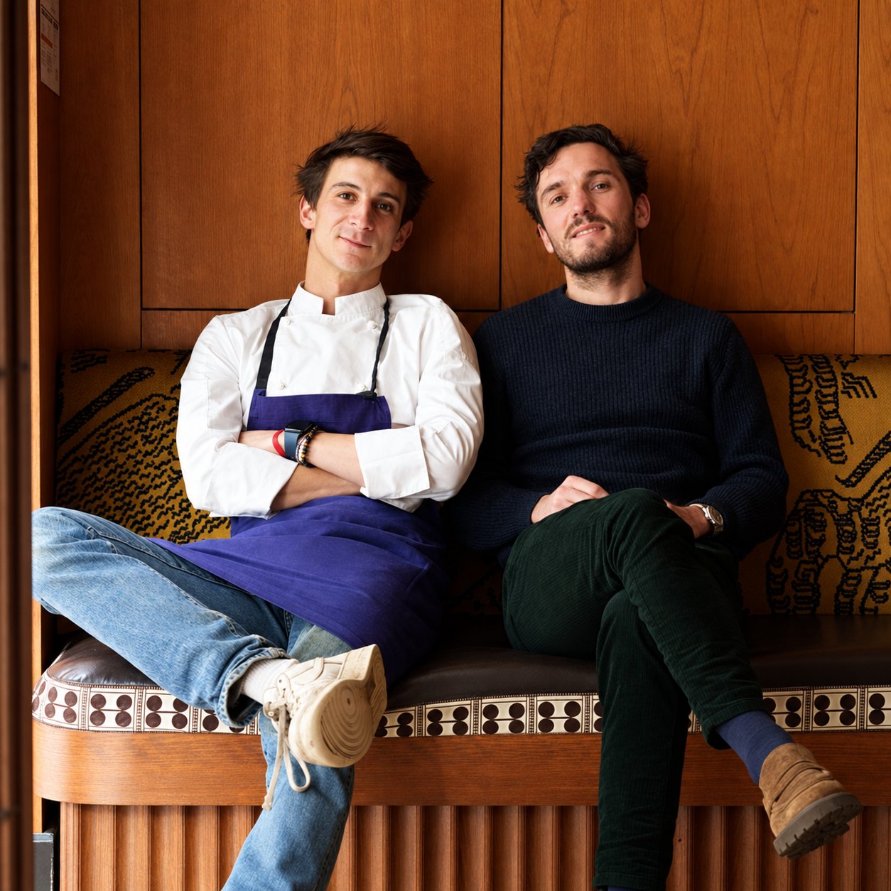 Les deux fondateurs de Bonaloi, un chef et son associé, assis dans leur restaurant