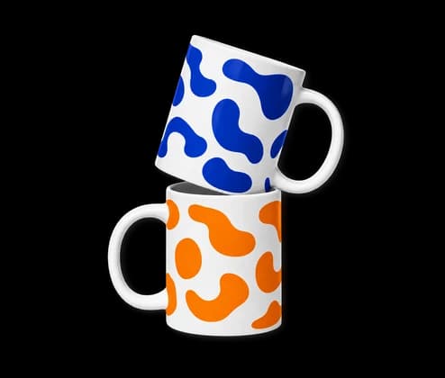 Deux mugs imprimés de formes bleues et orange