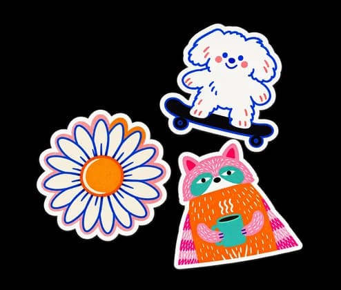 Des stickers découpés : une fleur, un chien sur un skateboard et un chat